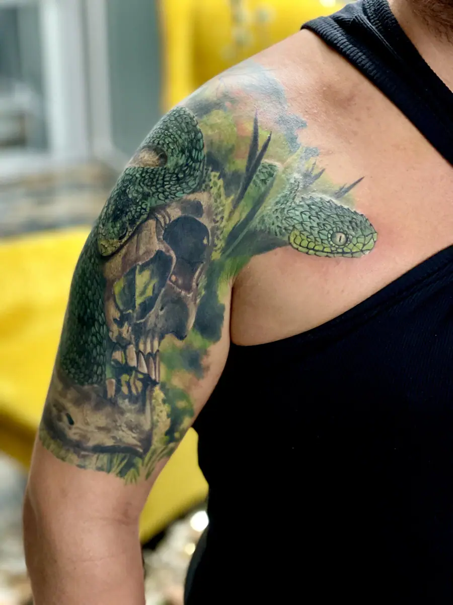 Skull Color — Realistic Tattoo von Elisabeth Gerendai, V Tattoo & Beauty Art (Aargau, Schweiz)