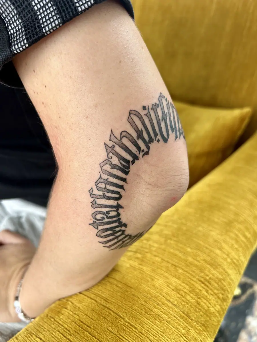 Lettering Ellenbogen — Fine Line / Lettering Tattoo von Elisabeth Gerendai, V Tattoo & Beauty Art (Aargau, Schweiz)