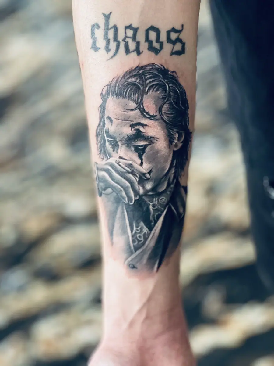 Joker Portrait — Realistic Tattoo von Elisabeth Gerendai, V Tattoo & Beauty Art (Aargau, Schweiz)