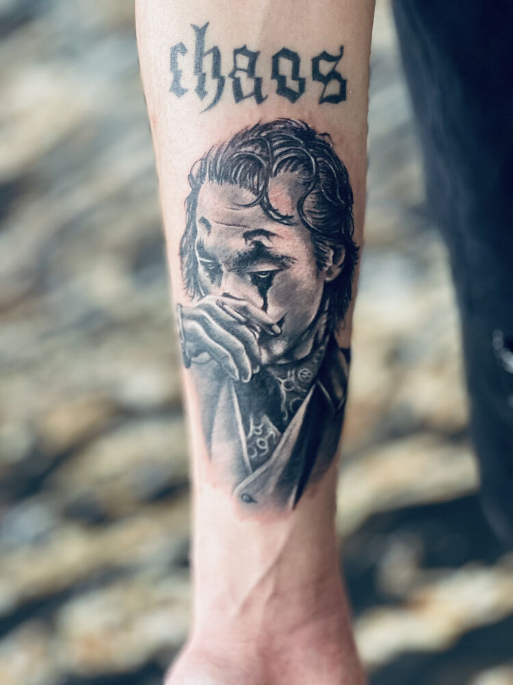 Joker Portrait — Realistic Tattoo von Elisabeth Gerendai, V Tattoo & Beauty Art (Aargau, Schweiz)