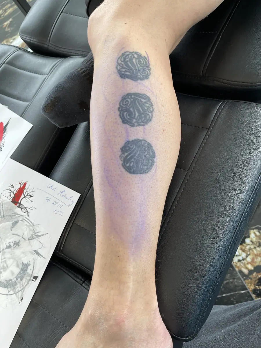 Cover-Up Vorher — Trash Polka Männerbein Cover Up – Nachher, später überarbeitet als Cover Up Tattoo von Elisabeth Gerendai (V Tattoo & Beauty Art)