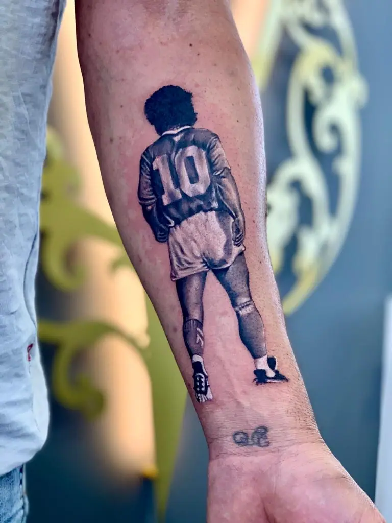 El Diez — Realistic Tattoo von Elisabeth Gerendai, V Tattoo & Beauty Art (Aargau, Schweiz)