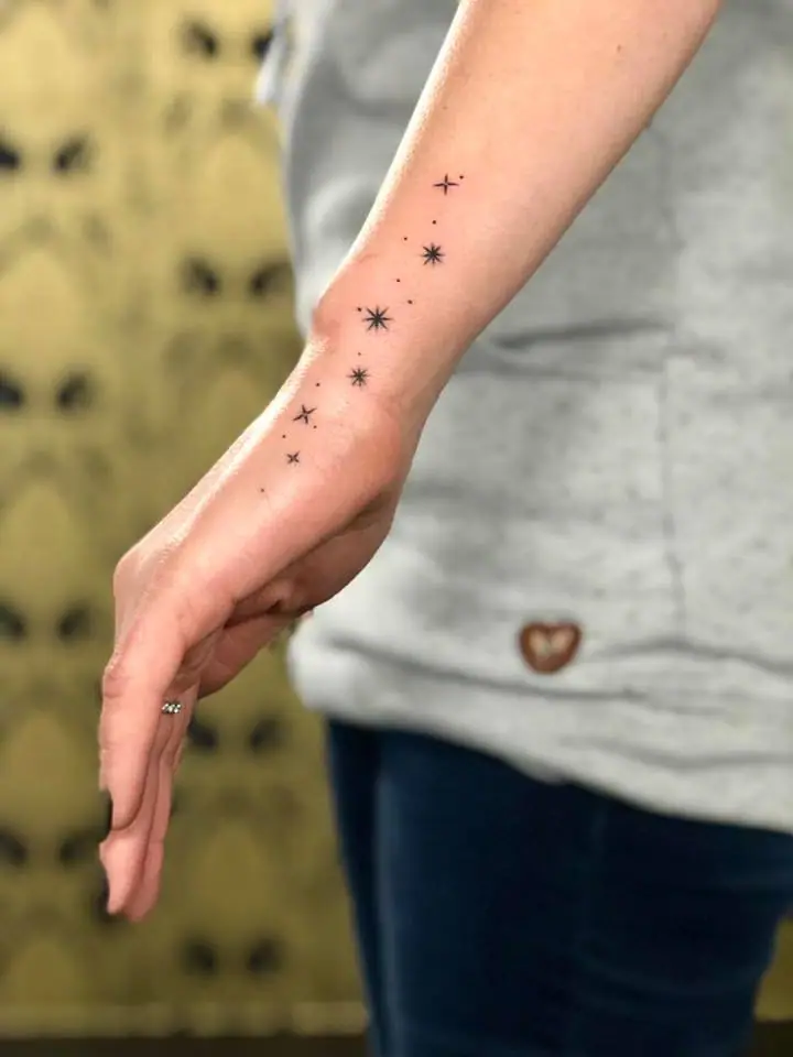 Constellation — Fine Line / Lettering Tattoo von Elisabeth Gerendai, V Tattoo & Beauty Art (Aargau, Schweiz)