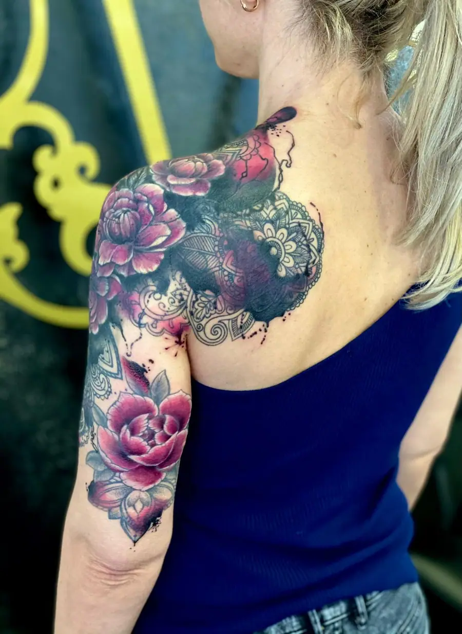 Rosen & Mandala Rückenansicht — Aquarell / Watercolor Tattoo von Elisabeth Gerendai, V Tattoo & Beauty Art (Aargau, Schweiz)