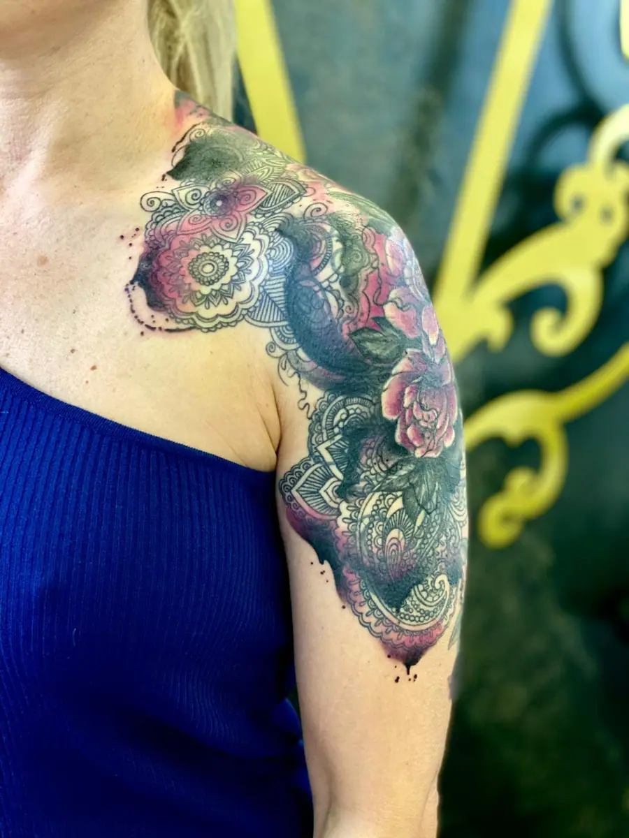Mandala & Watercolor Schulter — Aquarell / Watercolor Tattoo von Elisabeth Gerendai, V Tattoo & Beauty Art (Aargau, Schweiz)