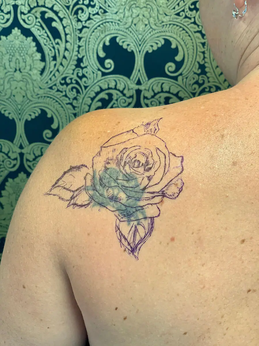Cover-Up Vorher — Realistic Rose Cover Up – Nachher, später überarbeitet als Cover Up Tattoo von Elisabeth Gerendai (V Tattoo & Beauty Art)
