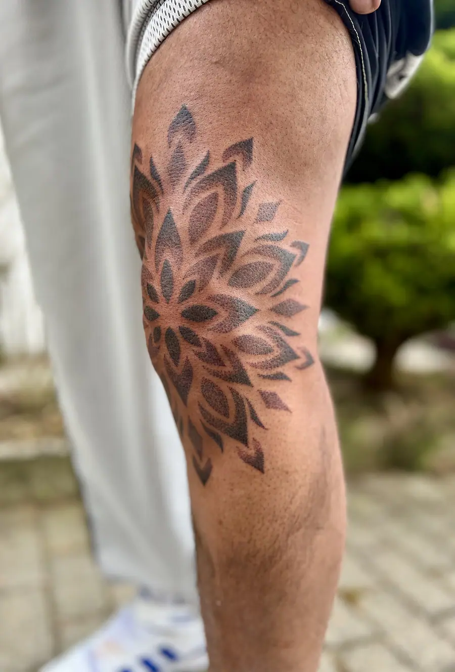 Geometric Mandala Knee — Ornamental Tattoo von Elisabeth Gerendai, V Tattoo & Beauty Art (Aargau, Schweiz)