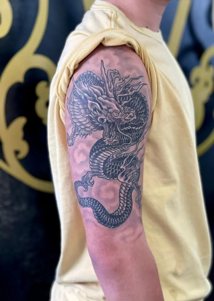 Dragon Black & Grey — Oriental / Japanese Tattoo von Elisabeth Gerendai, V Tattoo & Beauty Art (Aargau, Schweiz)