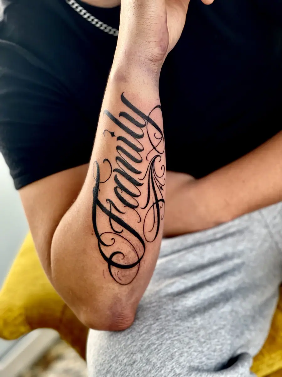 Family Lettering — Fine Line / Lettering Tattoo von Elisabeth Gerendai, V Tattoo & Beauty Art (Aargau, Schweiz)