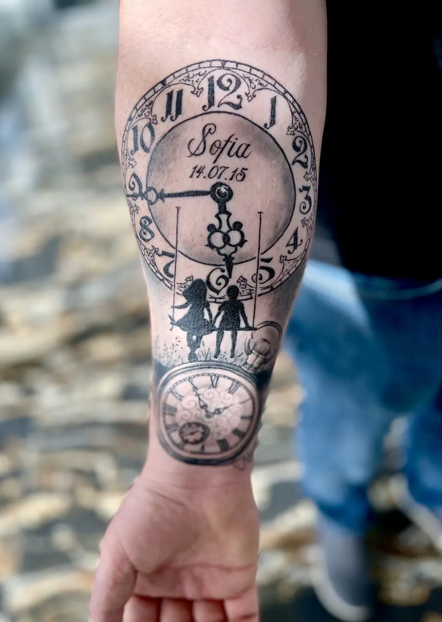 Uhr & Familie Tattoo — Realistic Tattoo von Elisabeth Gerendai, V Tattoo & Beauty Art (Aargau, Schweiz)