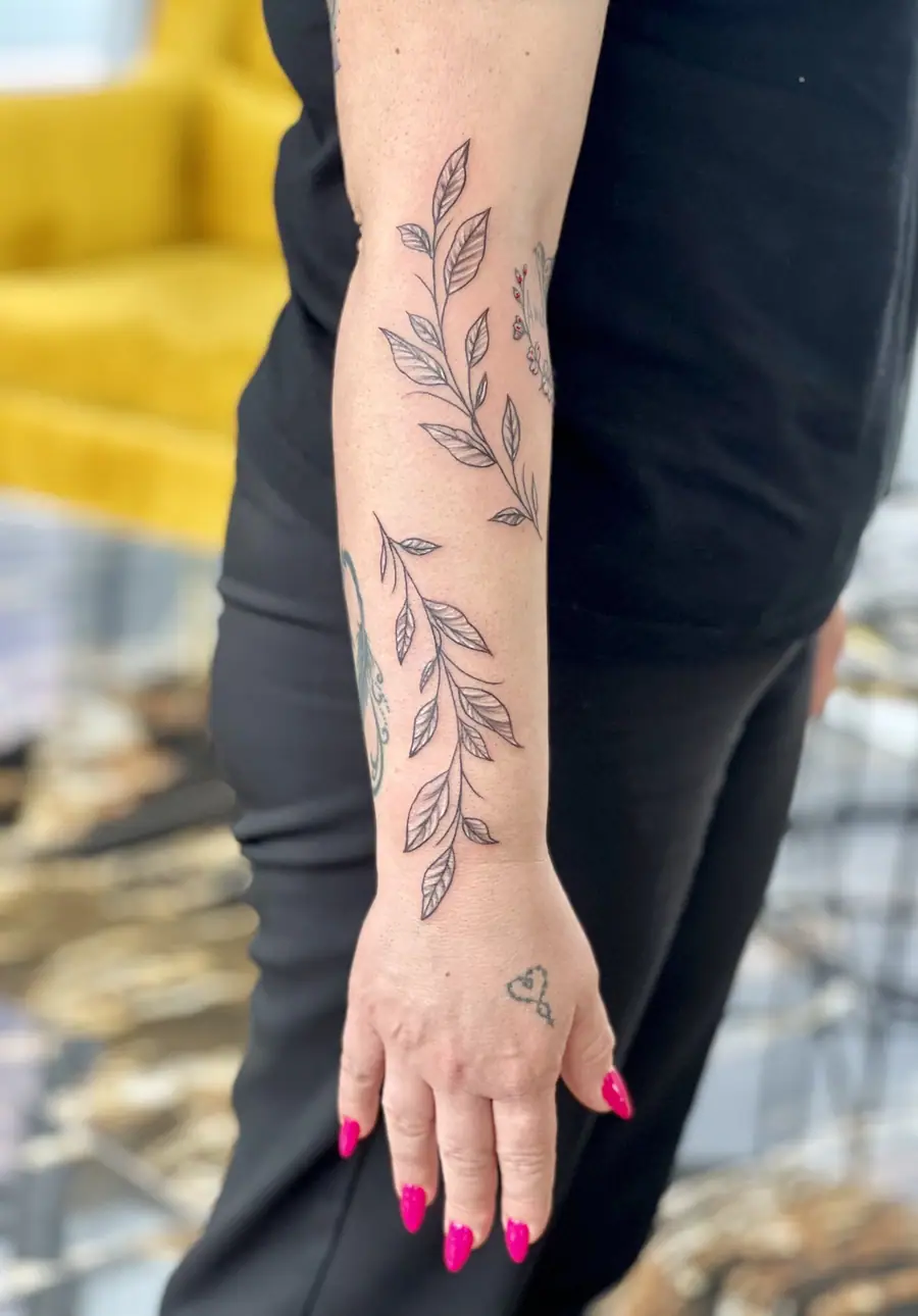 Feminines Fine Line Tattoo mit floralen Motiven und feinen Linien, V Tattoo & Beauty Art Wohlen AG