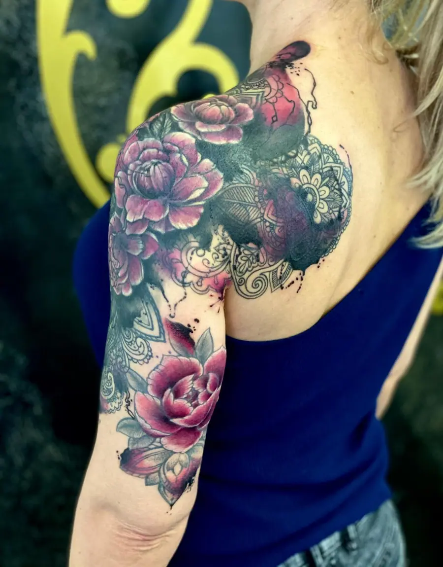 Peony & Spitzen Sleeve — Aquarell / Watercolor Tattoo von Elisabeth Gerendai, V Tattoo & Beauty Art (Aargau, Schweiz)