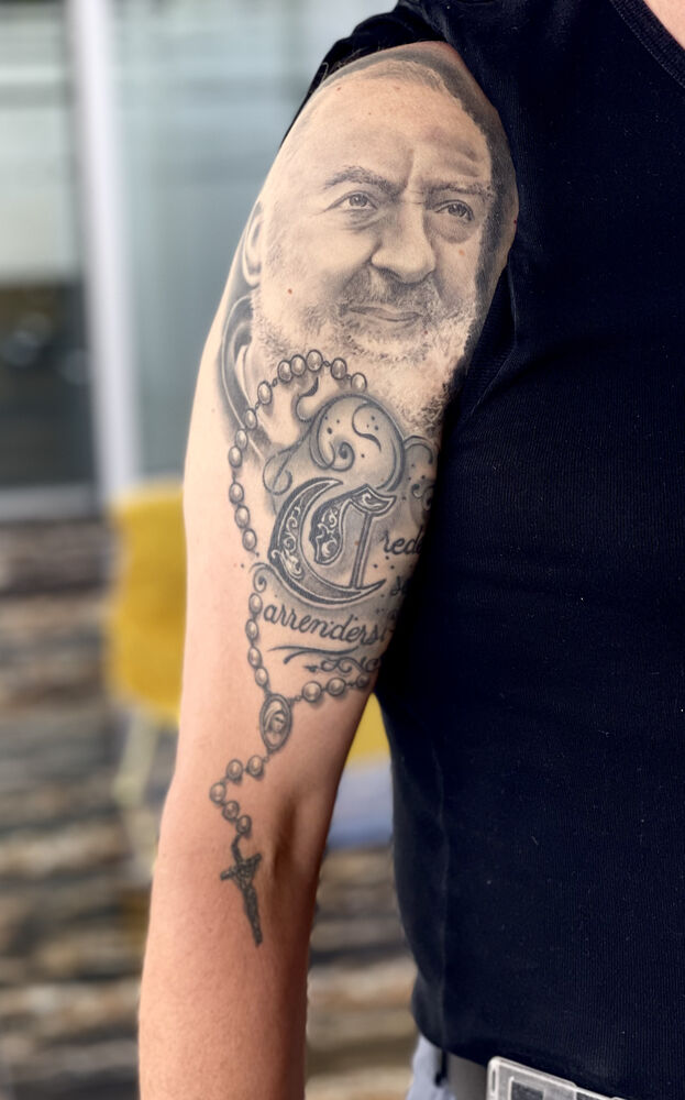 Padre Pio & Rosary — Realistic Tattoo von Elisabeth Gerendai, V Tattoo & Beauty Art (Aargau, Schweiz)