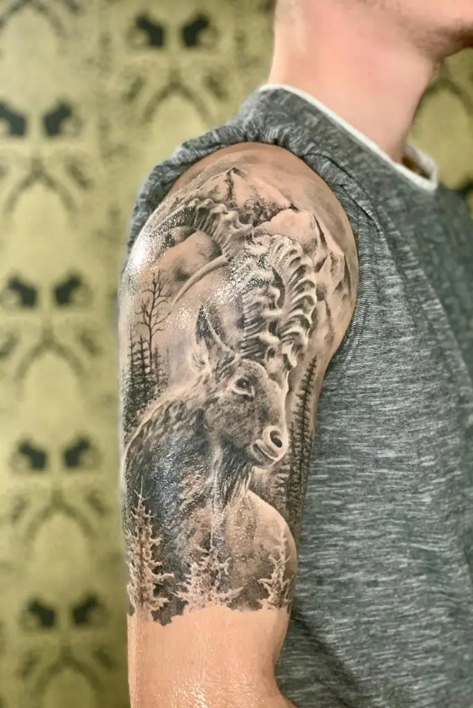 Ibex & Mountains — Realistic Tattoo von Elisabeth Gerendai, V Tattoo & Beauty Art (Aargau, Schweiz)