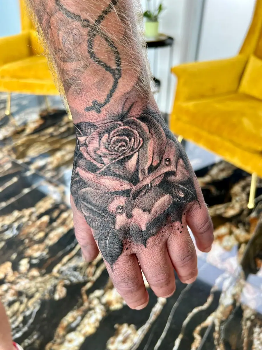 Rose Hand Black & Grey — Realistic Tattoo von Elisabeth Gerendai, V Tattoo & Beauty Art (Aargau, Schweiz)
