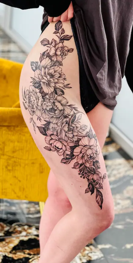 Floral Hip Piece — Dotwork Tattoo von Elisabeth Gerendai, V Tattoo & Beauty Art (Aargau, Schweiz)