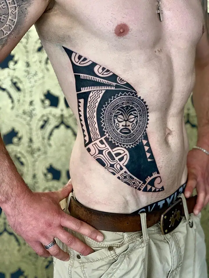 Tiki Side Piece — Maori Tattoo von Elisabeth Gerendai, V Tattoo & Beauty Art (Aargau, Schweiz)