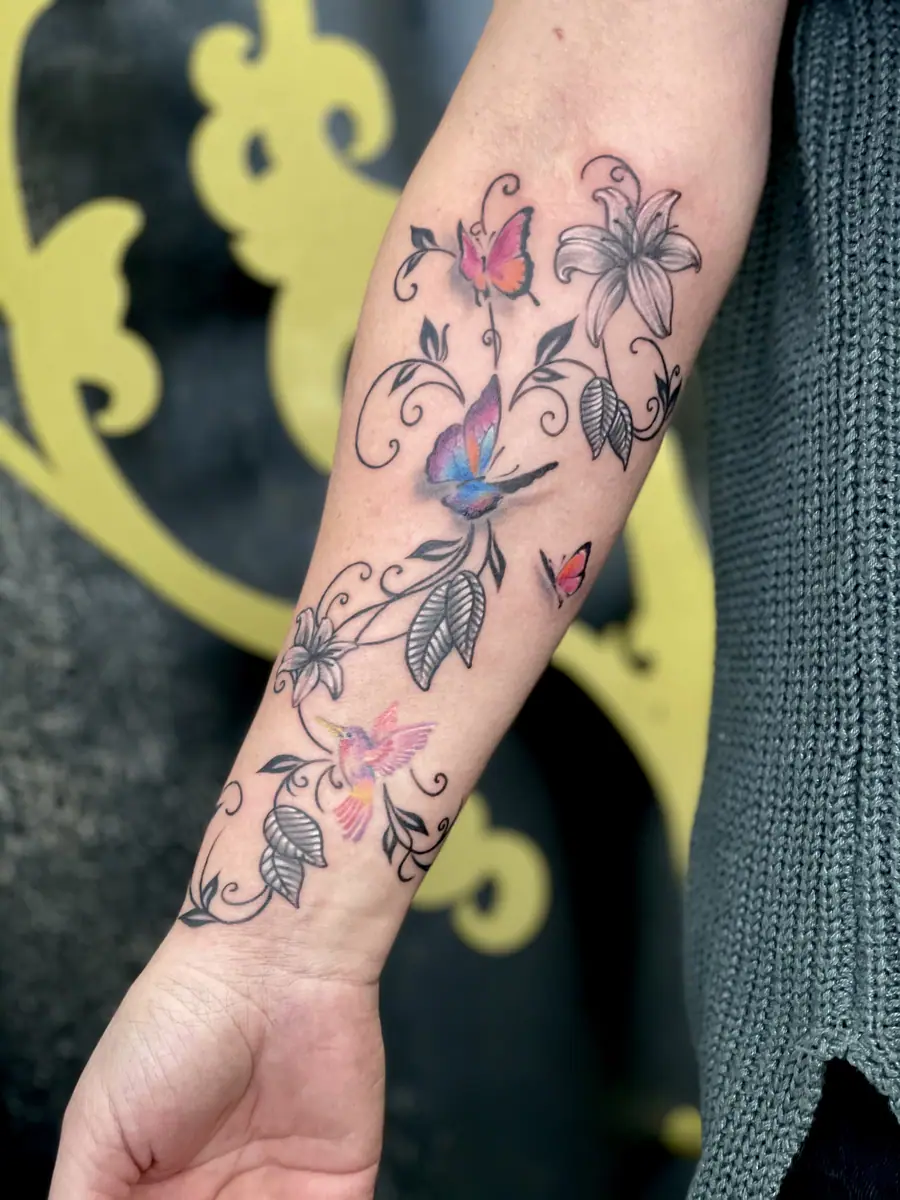 Feminine Verzierungen — Fine Line / Lettering Tattoo von Elisabeth Gerendai, V Tattoo & Beauty Art (Aargau, Schweiz)