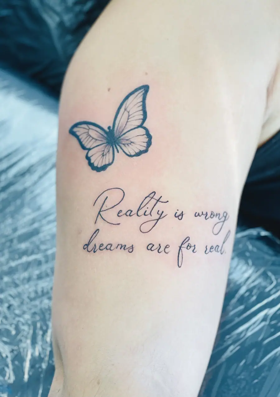 Feminine Lettering — Fine Line / Lettering Tattoo von Elisabeth Gerendai, V Tattoo & Beauty Art (Aargau, Schweiz)