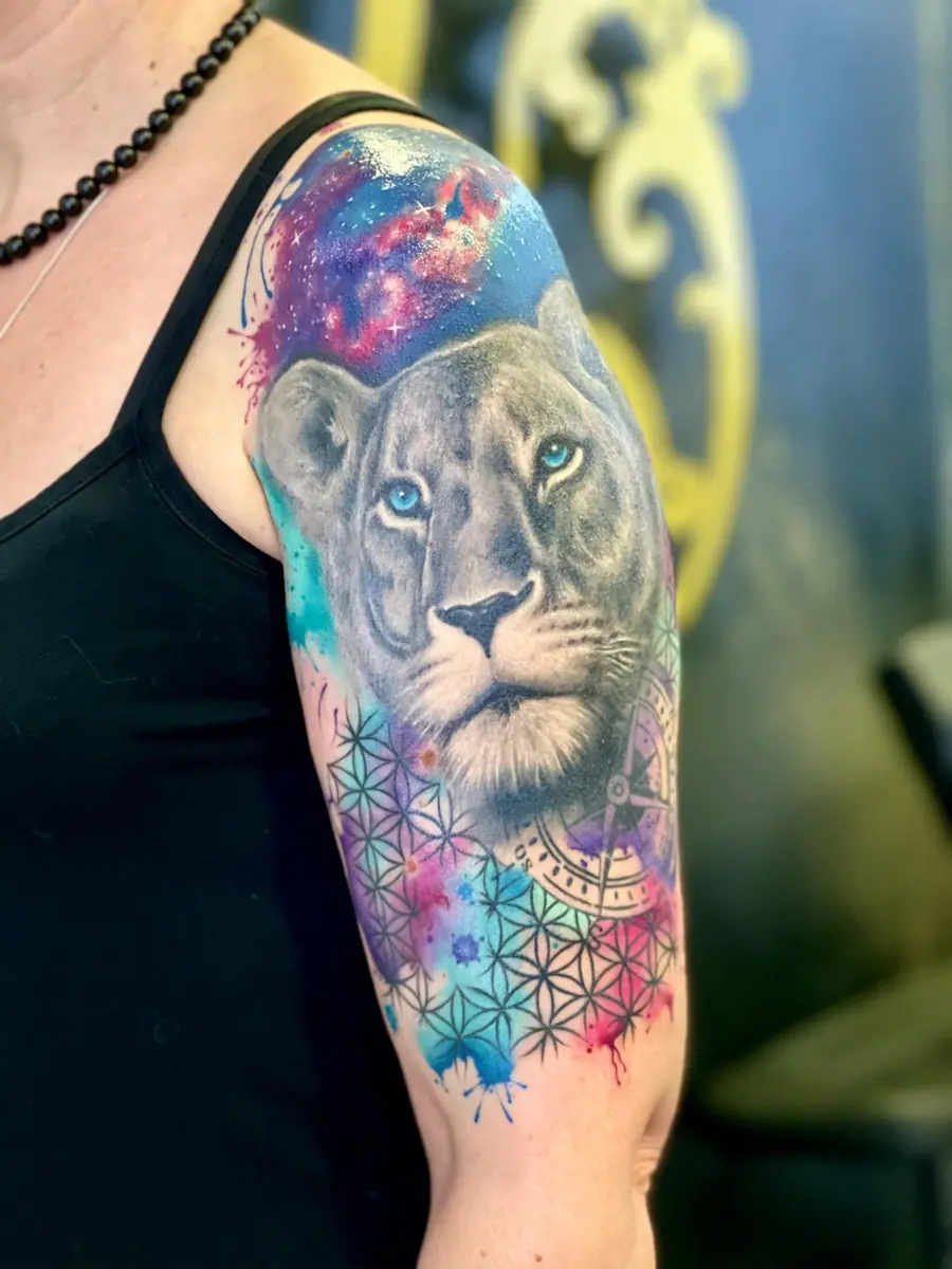 Lioness & Galaxy — Aquarell / Watercolor Tattoo von Elisabeth Gerendai, V Tattoo & Beauty Art (Aargau, Schweiz)