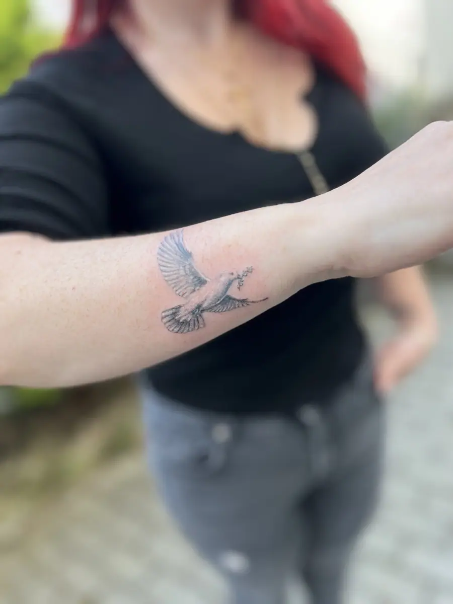 Fine Line Taube Feminin — Fine Line / Lettering Tattoo von Elisabeth Gerendai, V Tattoo & Beauty Art (Aargau, Schweiz)