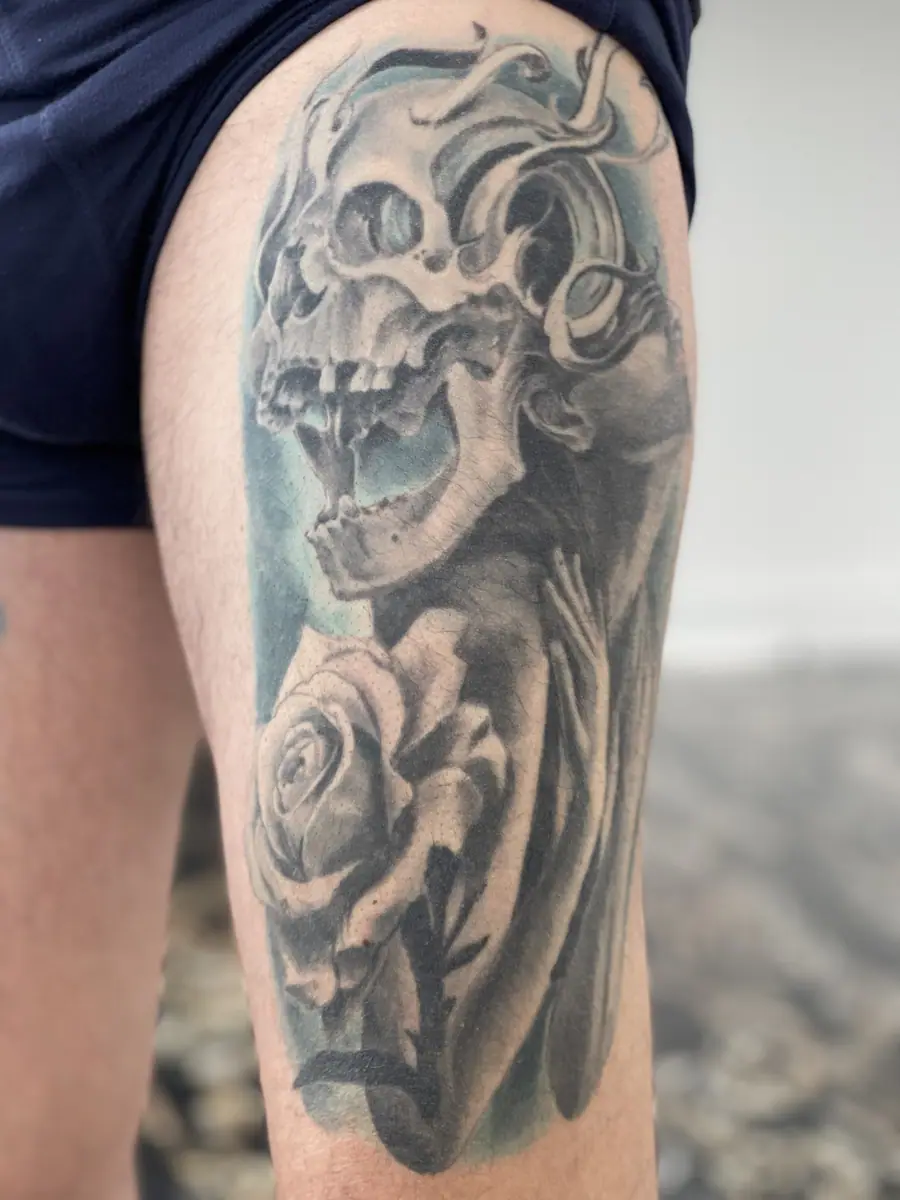 Cover-Up Vorher — Cover Up Tattoo Rose und Skull – vorher und nachher