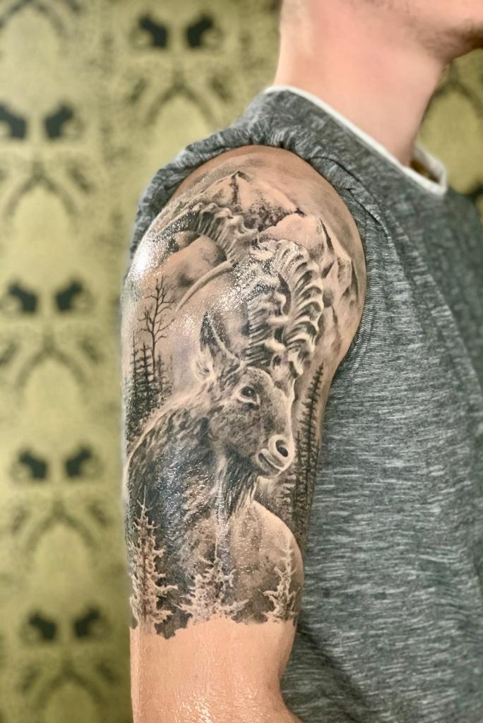 Ibex & Mountains — Realistic Tattoo von Elisabeth Gerendai, V Tattoo & Beauty Art (Aargau, Schweiz)