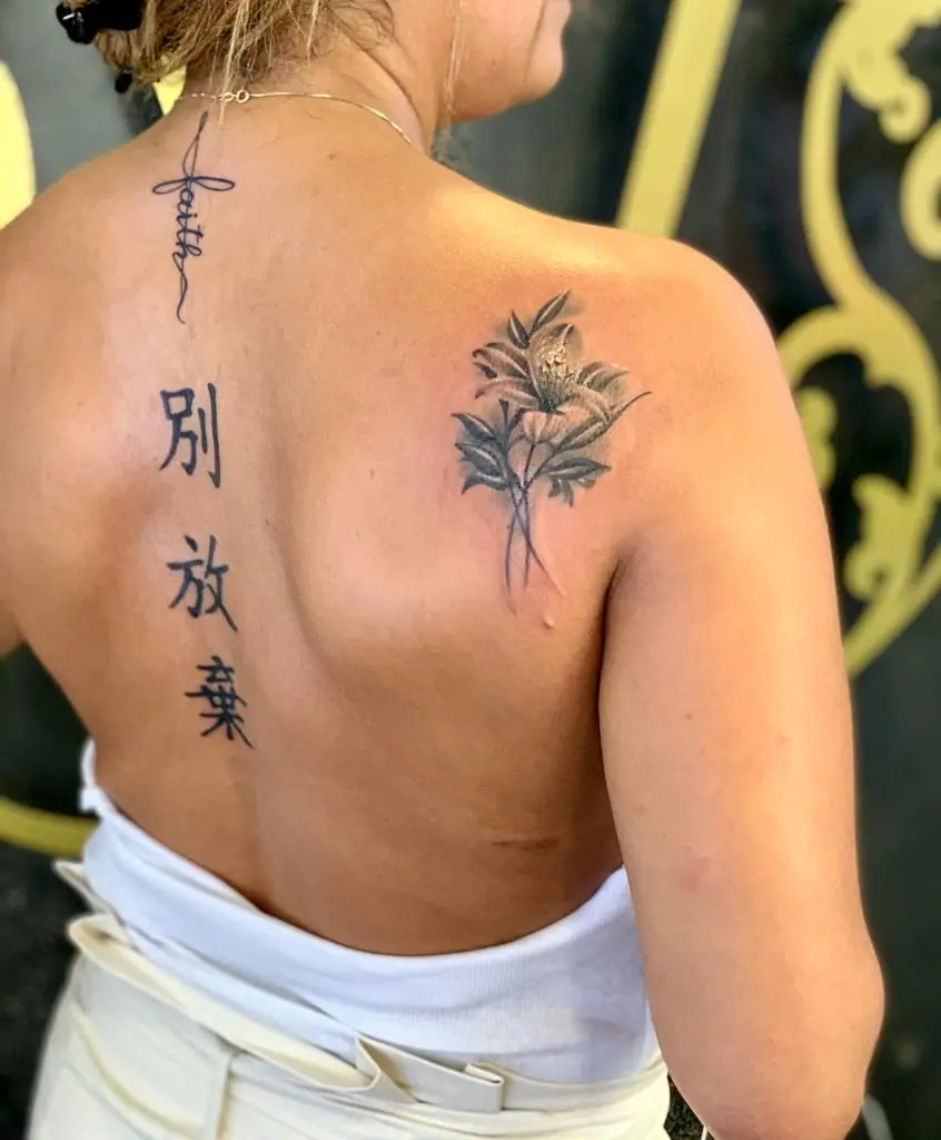 Fine Line Lilie mit Schriftzug Faith – V Tattoo & Beauty Art, Wohlen AG