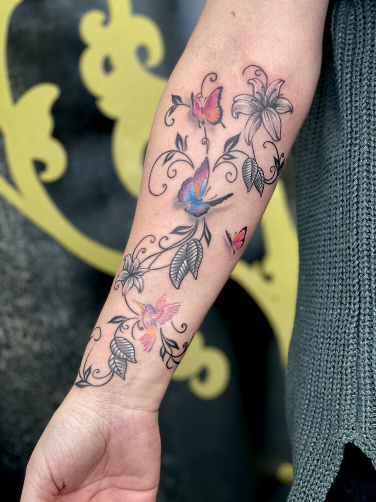 Feminine Verzierungen — Fine Line / Lettering Tattoo von Elisabeth Gerendai, V Tattoo & Beauty Art (Aargau, Schweiz)