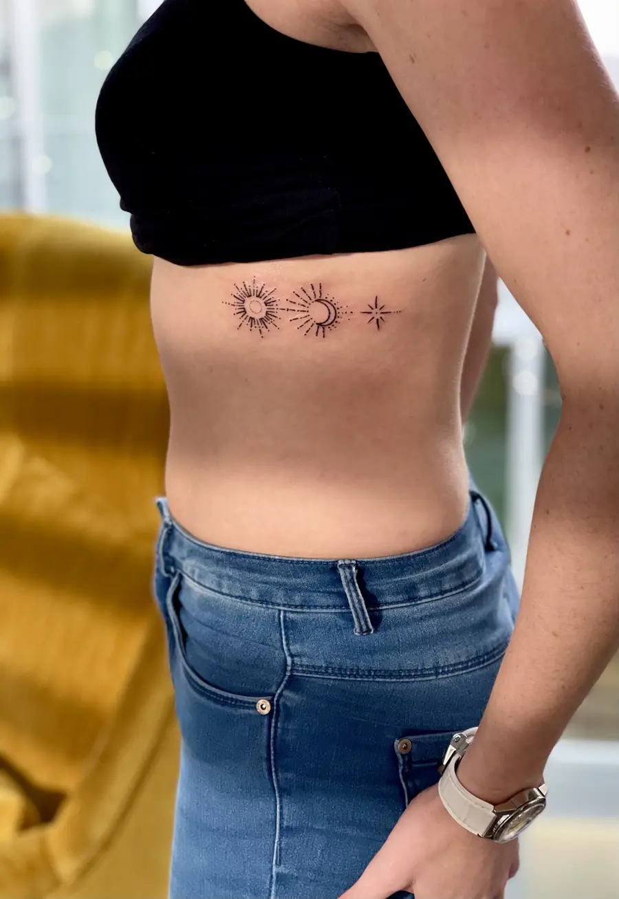 Feminine Fine Line — Fine Line / Lettering Tattoo von Elisabeth Gerendai, V Tattoo & Beauty Art (Aargau, Schweiz)