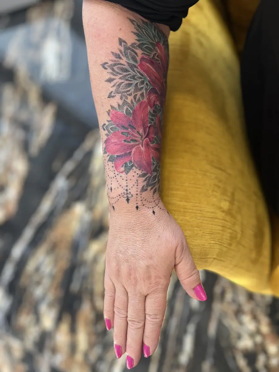 Coverup Mandala Floral — Realistic Tattoo von Elisabeth Gerendai, V Tattoo & Beauty Art (Aargau, Schweiz)