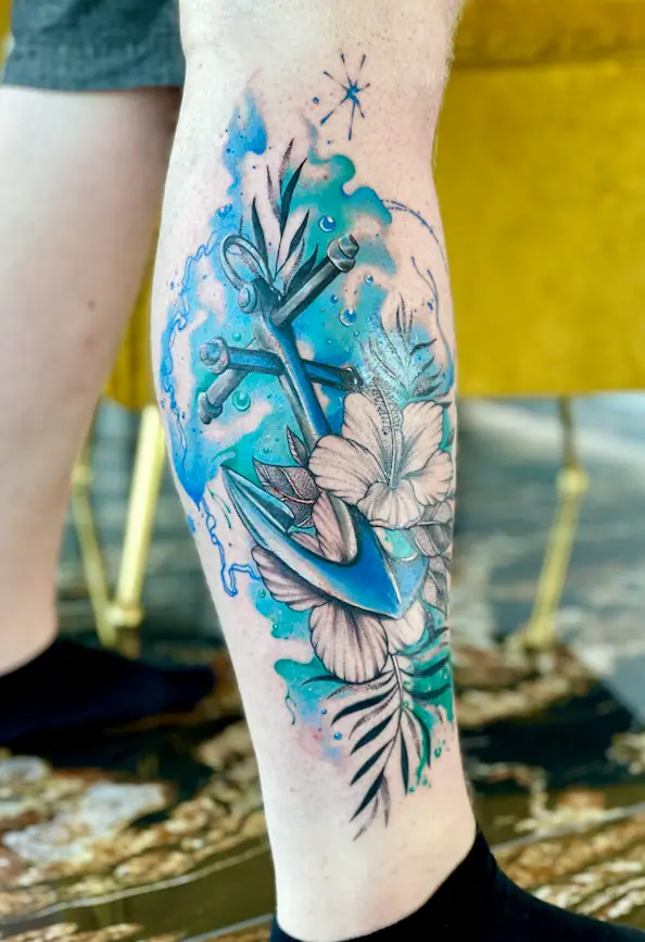 Aquarell Tattoo mit Anker und Hibiskusblüte in fliessenden Wasserfarben, V Tattoo & Beauty Art Wohlen, Kanton Aargau