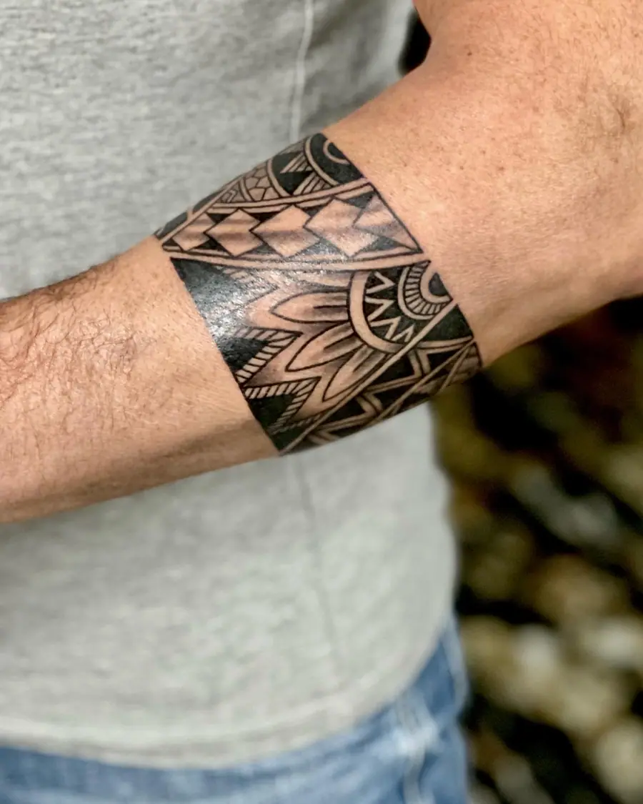 Polynesisches Armband-Tattoo – V Tattoo & Beauty Art, Wohlen AG