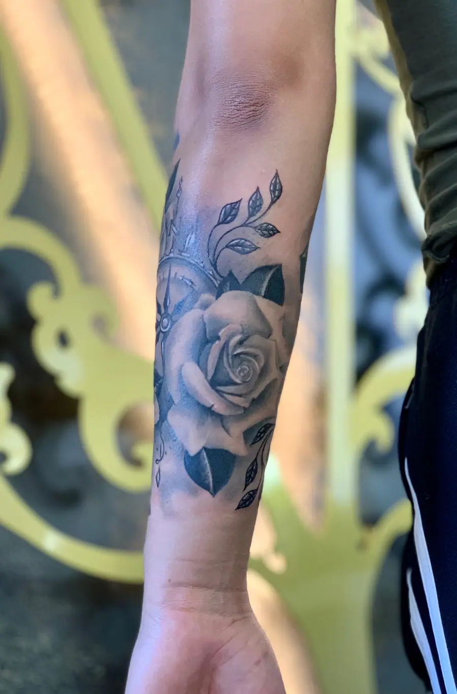 Rose & Compass — Realistic Tattoo von Elisabeth Gerendai, V Tattoo & Beauty Art (Aargau, Schweiz)